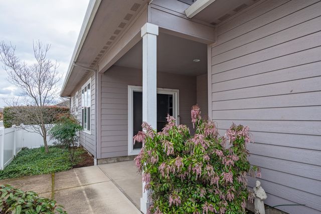 650 Golden Peak Drive, Central Point, OR 97502