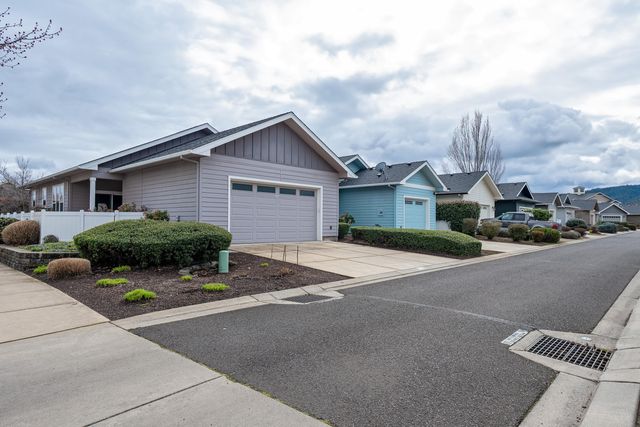 650 Golden Peak Drive, Central Point, OR 97502