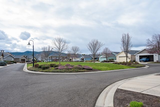 650 Golden Peak Drive, Central Point, OR 97502