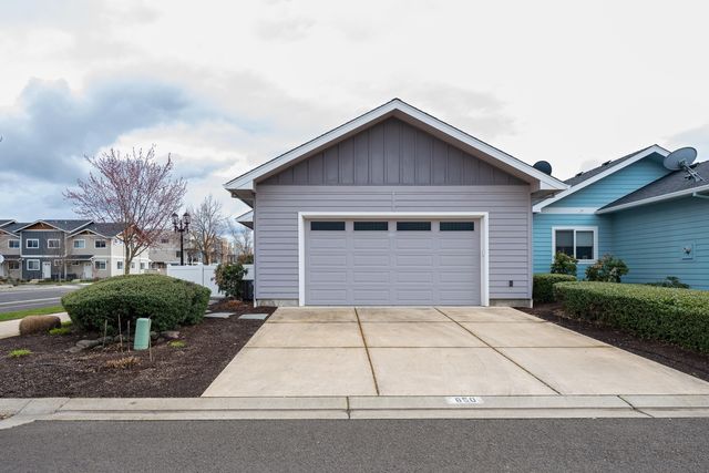650 Golden Peak Drive, Central Point, OR 97502