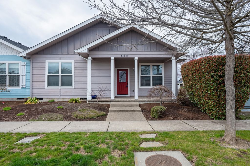 650 Golden Peak Drive, Central Point, OR 97502