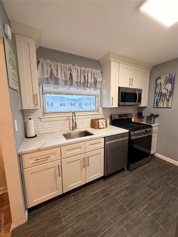 268-41 82 Avenue 2nd Floor, New Hyde Park, NY 11040