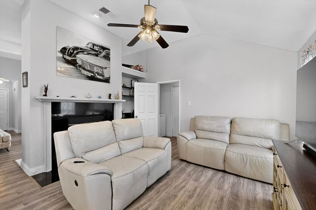 211 Ember Glen Drive, Arlington, TX 76018