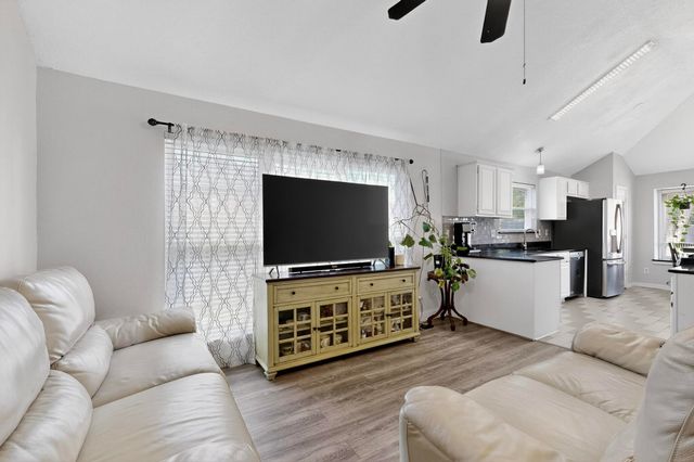 211 Ember Glen Drive, Arlington, TX 76018