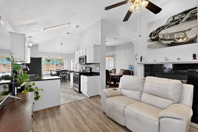 211 Ember Glen Drive, Arlington, TX 76018