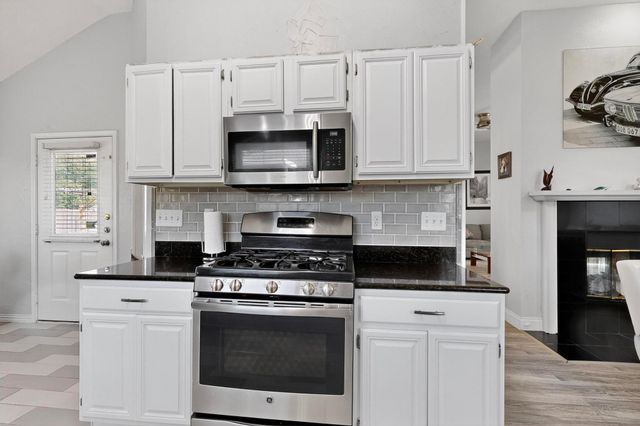 211 Ember Glen Drive, Arlington, TX 76018