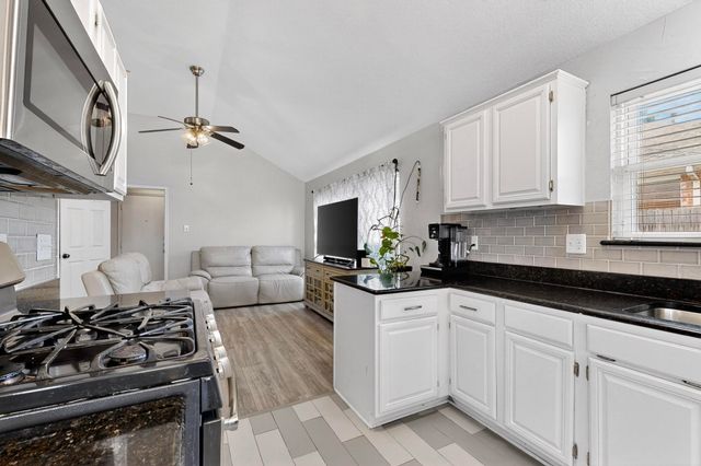 211 Ember Glen Drive, Arlington, TX 76018