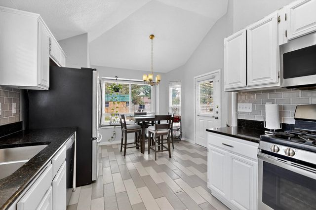 211 Ember Glen Drive, Arlington, TX 76018