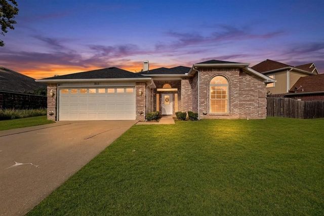 211 Ember Glen Drive, Arlington, TX 76018