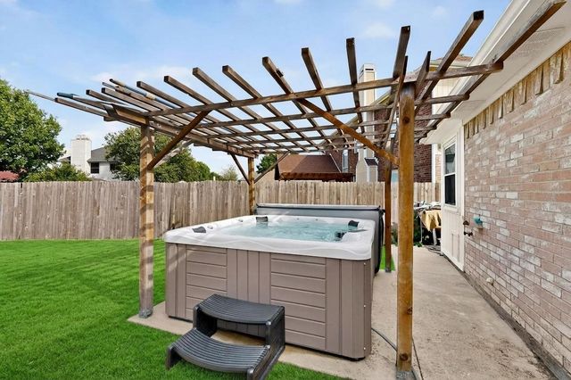 211 Ember Glen Drive, Arlington, TX 76018