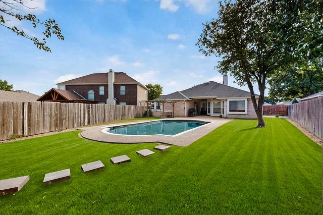 211 Ember Glen Drive, Arlington, TX 76018