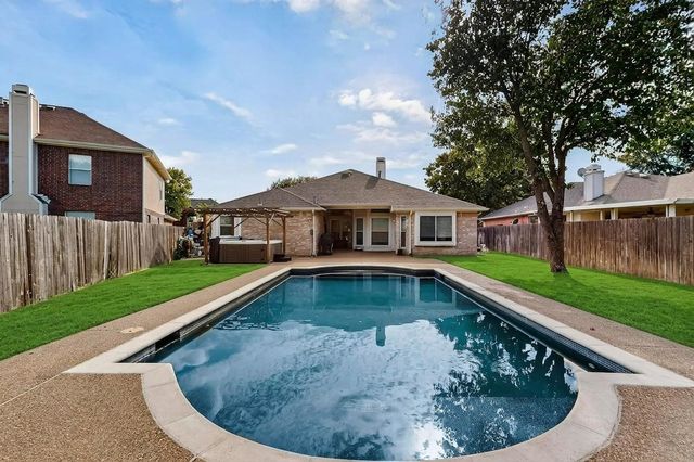 211 Ember Glen Drive, Arlington, TX 76018