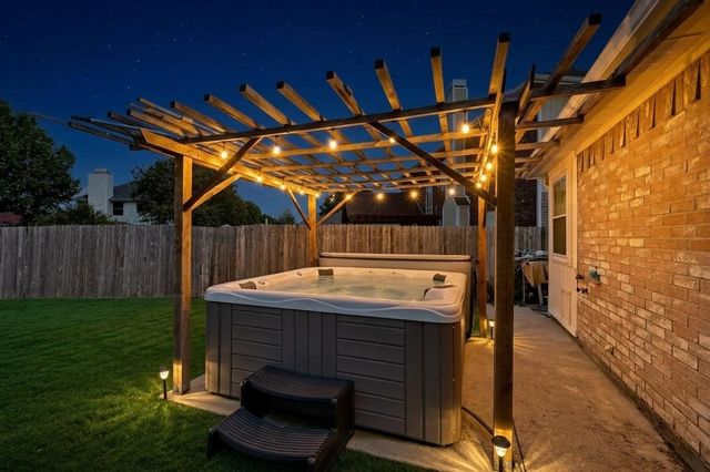 211 Ember Glen Drive, Arlington, TX 76018