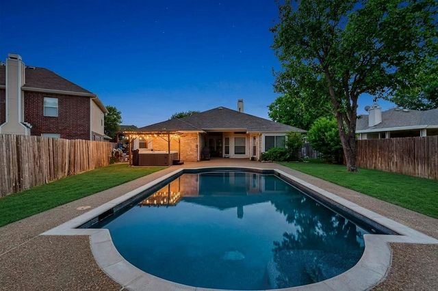 211 Ember Glen Drive, Arlington, TX 76018