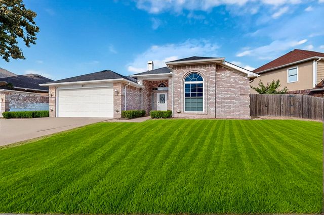 211 Ember Glen Drive, Arlington, TX 76018
