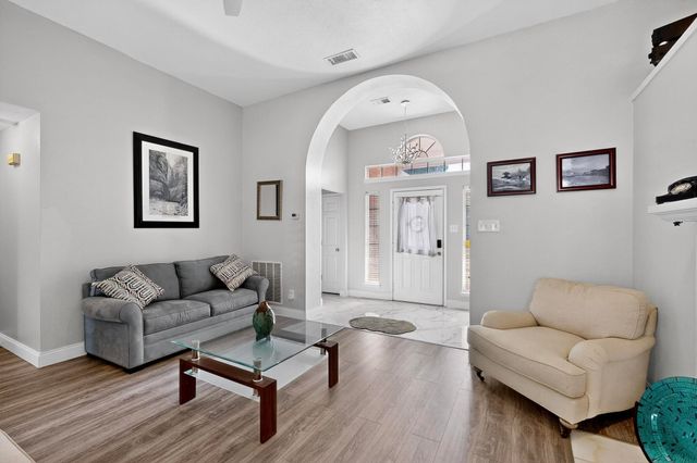 211 Ember Glen Drive, Arlington, TX 76018