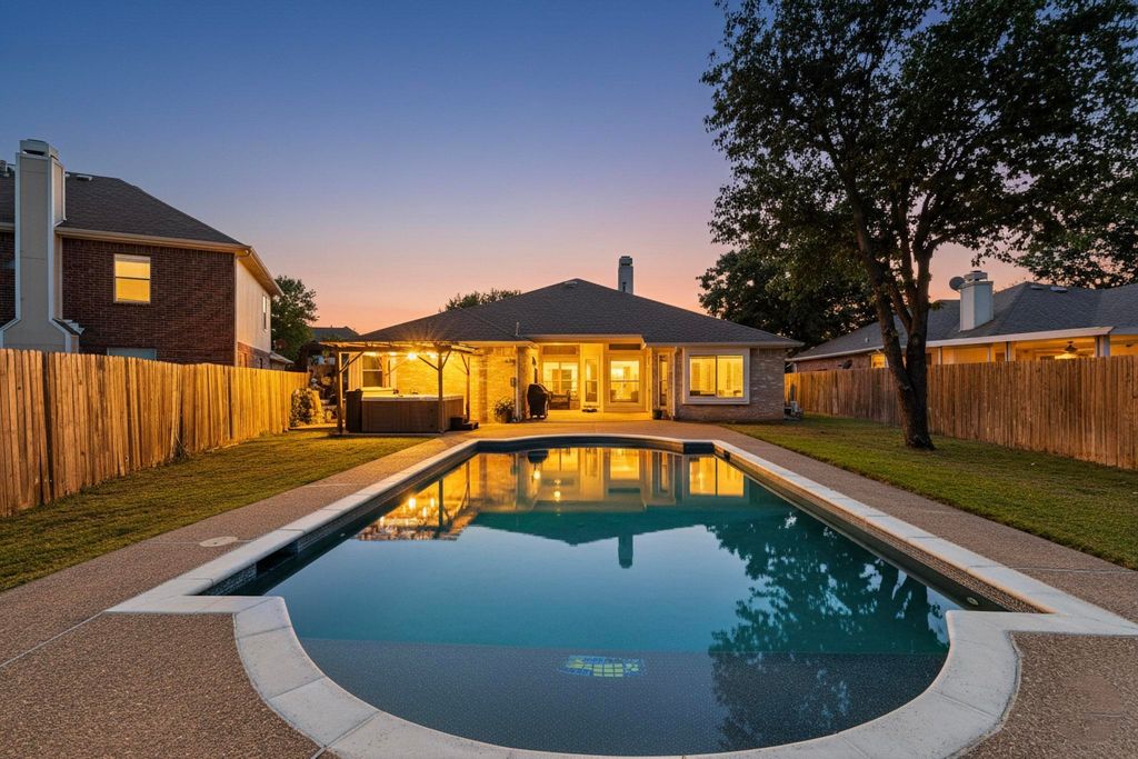 211 Ember Glen Drive, Arlington, TX 76018