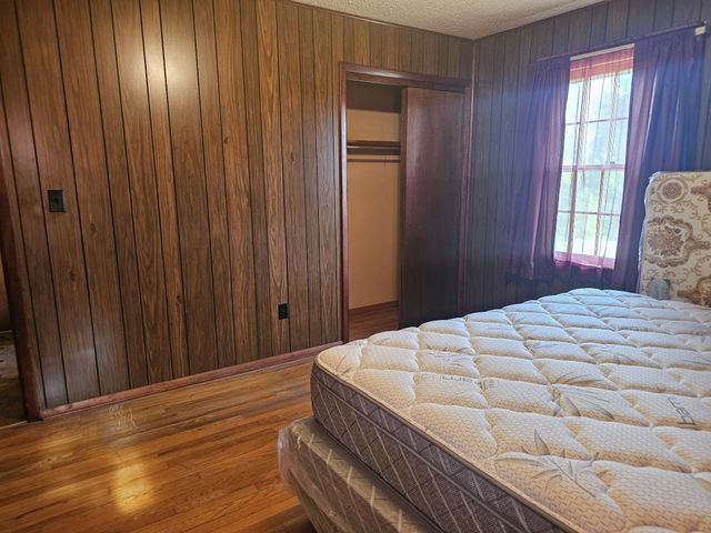 1077 Rock Ave, Palmer, TN 37365