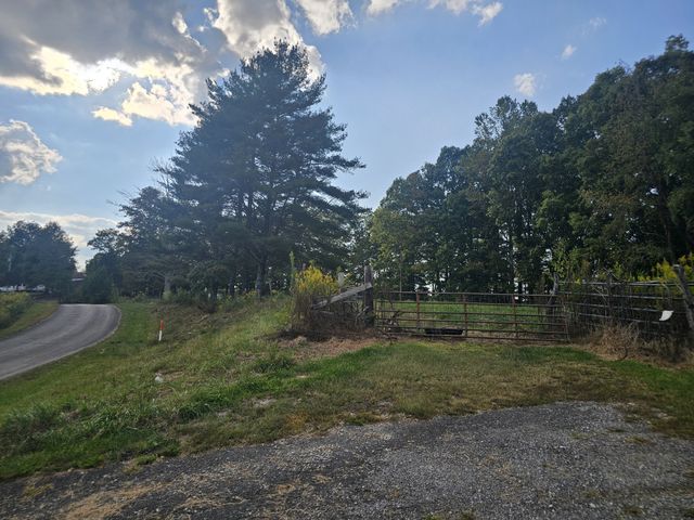 1077 Rock Ave, Palmer, TN 37365