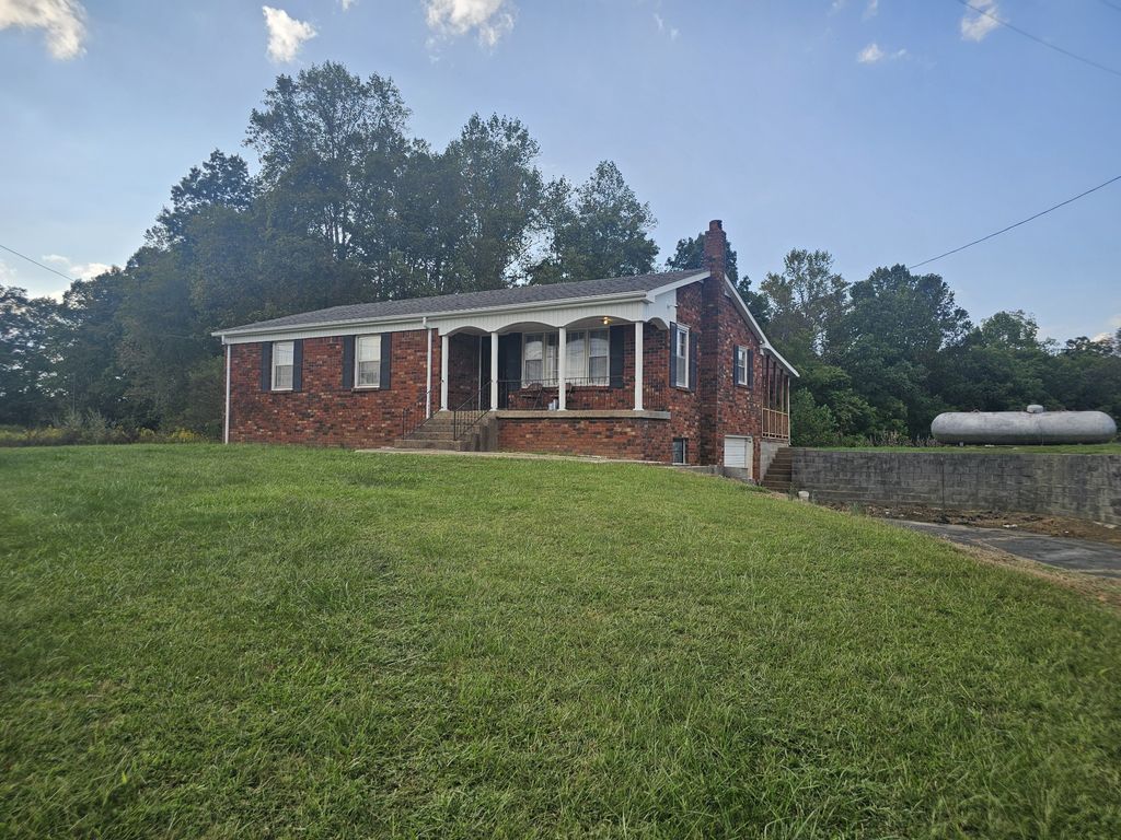 1077 Rock Ave, Palmer, TN 37365