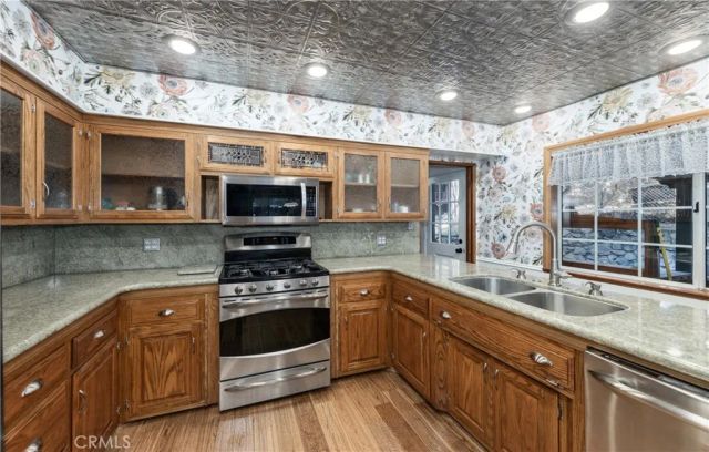 41208 Valley Of The Falls Drive, Forest Falls, CA 92339