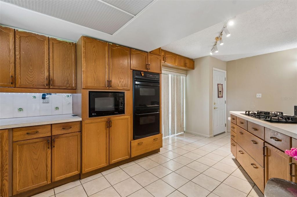 Image 16 of property listing at 9004 HOGANS BEND, Tampa, FL 33647