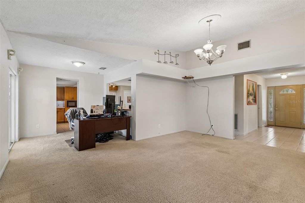 Image 9 of property listing at 9004 HOGANS BEND, Tampa, FL 33647