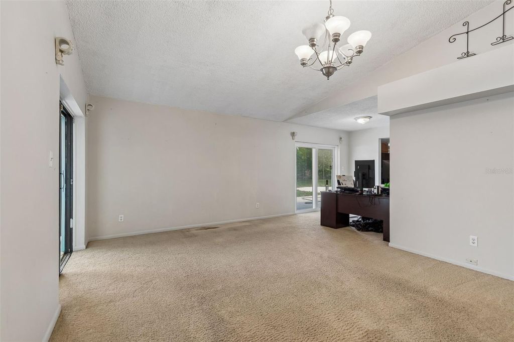 Image 10 of property listing at 9004 HOGANS BEND, Tampa, FL 33647