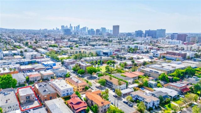 139 S Manhattan, Los Angeles, CA 90004