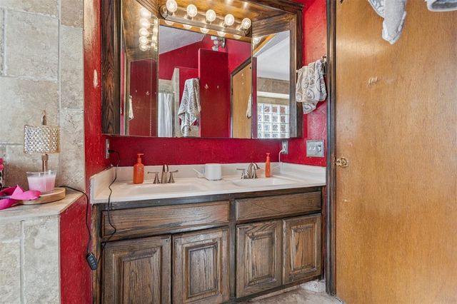 2705 E Hills Drive, Moore, OK 73160