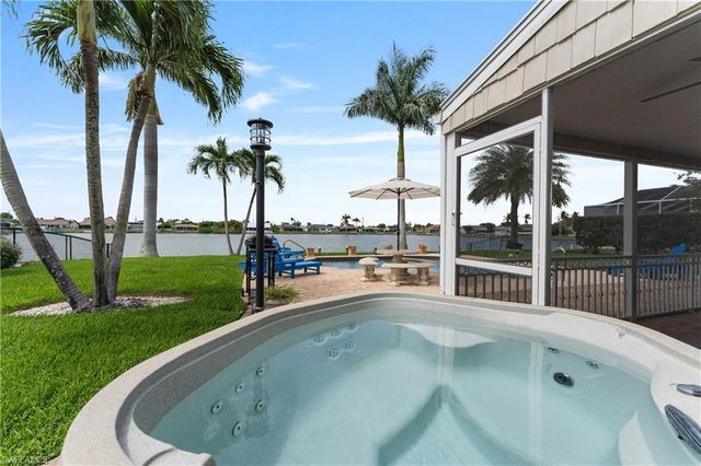 858 SE 1st TER, Cape Coral, FL 33990