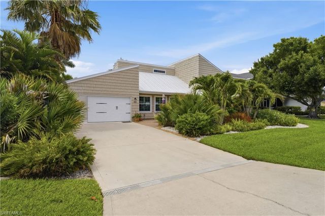 858 SE 1st TER, Cape Coral, FL 33990
