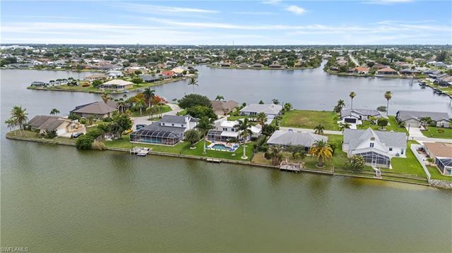858 SE 1st TER, Cape Coral, FL 33990