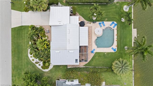 858 SE 1st TER, Cape Coral, FL 33990