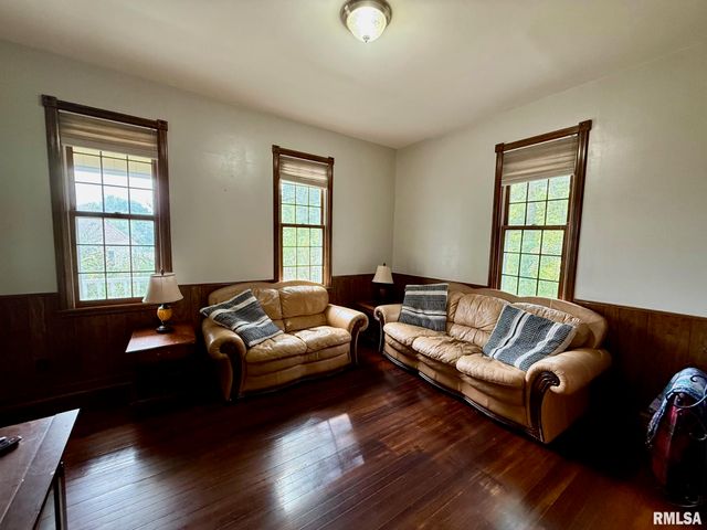 215 N 9TH Street, Petersburg, IL 62675