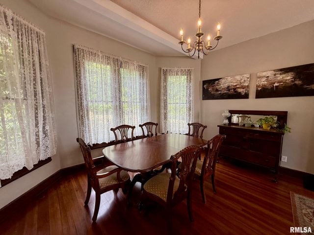 215 N 9TH Street, Petersburg, IL 62675