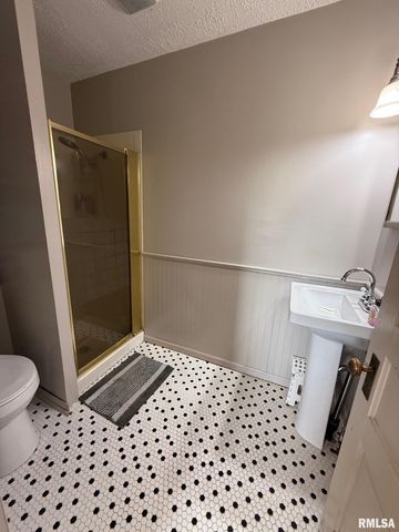 215 N 9TH Street, Petersburg, IL 62675