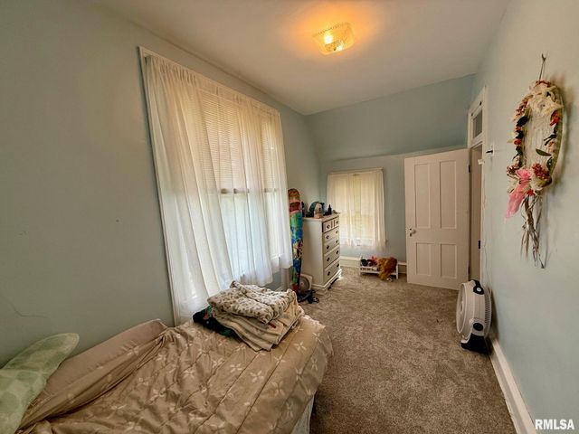 215 N 9TH Street, Petersburg, IL 62675