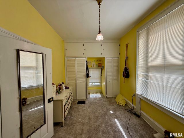 215 N 9TH Street, Petersburg, IL 62675