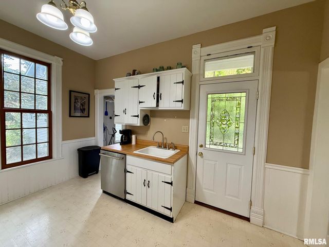 215 N 9TH Street, Petersburg, IL 62675