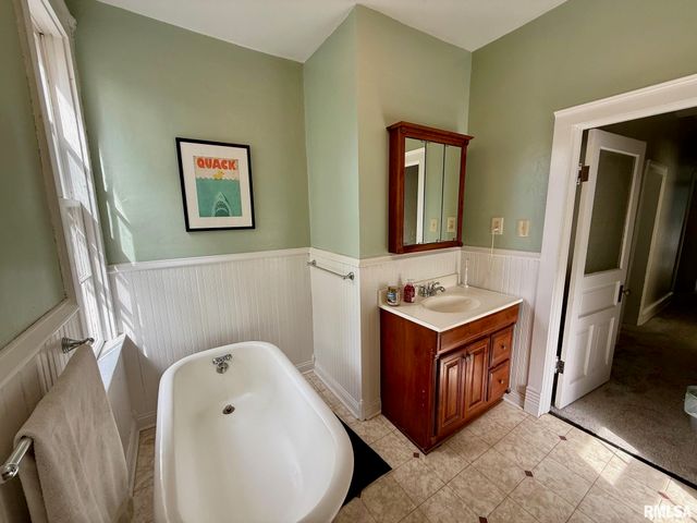 215 N 9TH Street, Petersburg, IL 62675