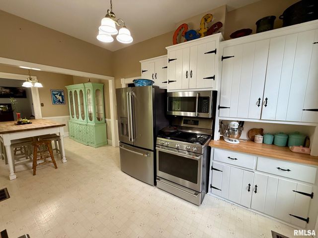 215 N 9TH Street, Petersburg, IL 62675