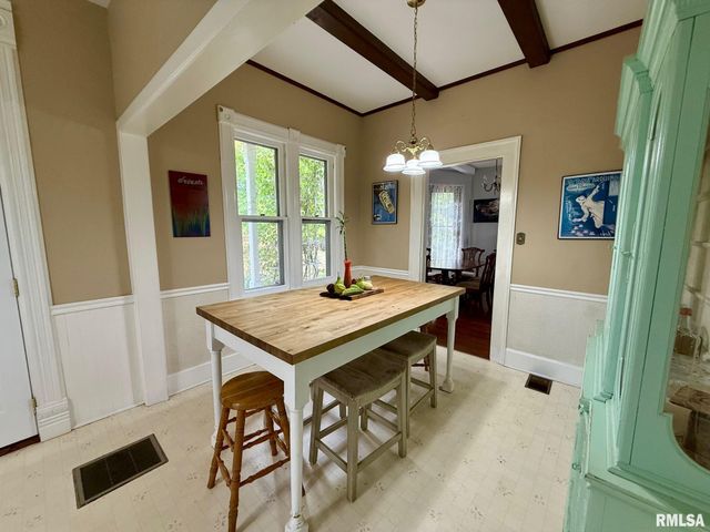 215 N 9TH Street, Petersburg, IL 62675