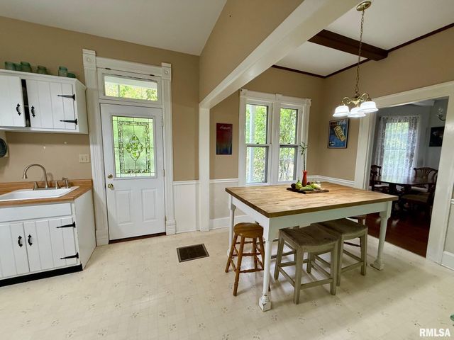 215 N 9TH Street, Petersburg, IL 62675