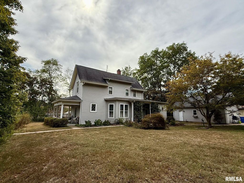 215 N 9TH Street, Petersburg, IL 62675