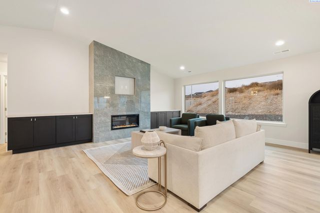 6626 W 30th Pl, Kennewick, WA 99338