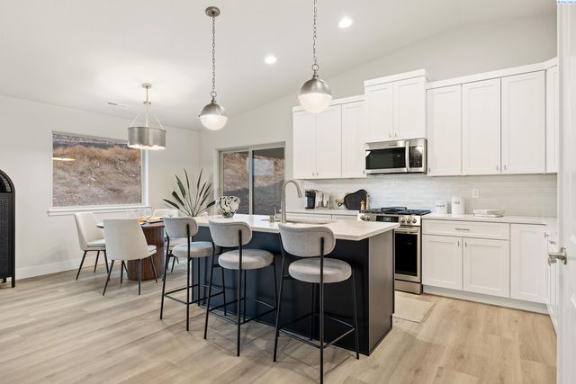 6626 W 30th Pl, Kennewick, WA 99338