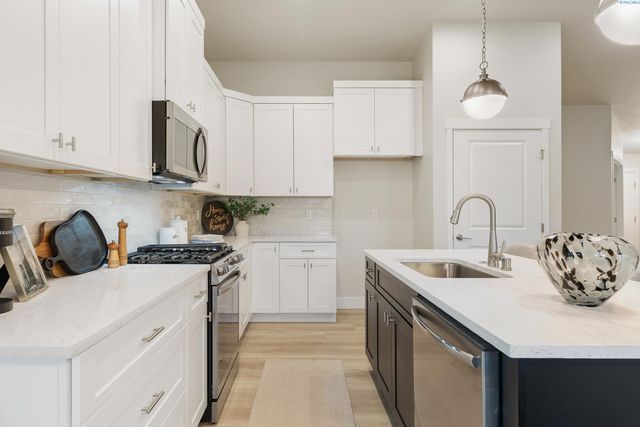 6626 W 30th Pl, Kennewick, WA 99338