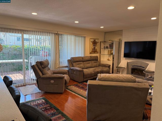 825 Oak Grove Rd 17, Concord, CA 94518