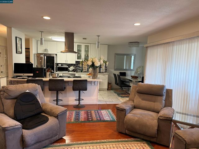 825 Oak Grove Rd 17, Concord, CA 94518